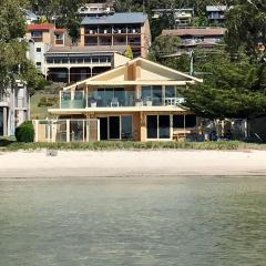 Sandy Beach House Corlette Unit 1 Waterfront WI-FI Aircon