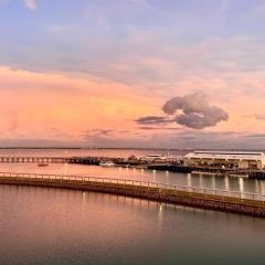 Absolute Waterfront - Tropical Sunrise Apartment Over The Water