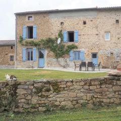 Two Hoots - farmhouse with summer pool.