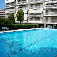Luminous flat with terrace 250m from the sea