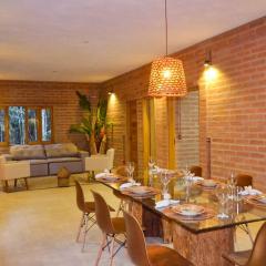 Casa em condomínio com piscina, quintal e garagem