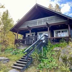 Elämyksellinen huvila Tuurujärven rannalla.
