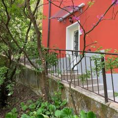 Alloggio in villa con giardino e posti auto