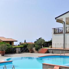Holiday apartment in Lazise, swimming pool and balcony overlooking the lake