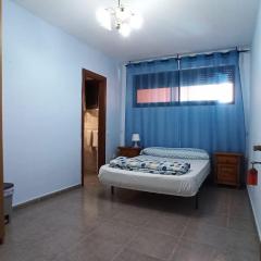 Los Cristianos centro, room with a private bathroom in shared apartment