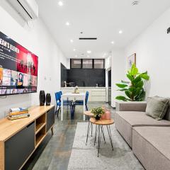 Fresh new place, central w Bomb Shelter right next to the beach M3