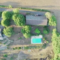 Gîte 'à la campagne' met gedeeld zwembad.