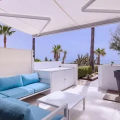 Beautiful 2 bedrooms town house. Frontline beach