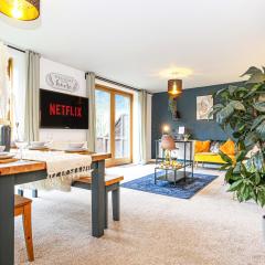 Beautiful City Centre Apartment with Free Parking, Fast-Wifi, SmartTV with Netflix and Private Garden by Yoko Property