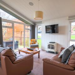 Oak Cabin with Hot-tub & secluded decking - Finlake Resort & Spa - Devon
