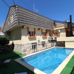 Chalet con piscina y barbacoa