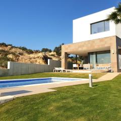 2260-Luxury villa with private pool and seaview