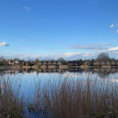 Cotswolds Lakehouse, with hot tub & spa access, Lower Mill Estate