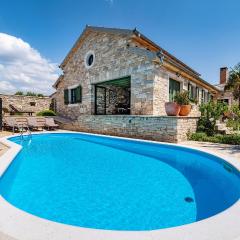 Stunning Home In Lisicic With 3 Bedrooms, Wifi And Outdoor Swimming Pool