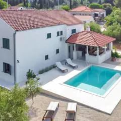 Stunning Apartment In Zrnovo With Wifi