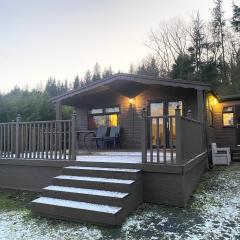 Stunning 4-bedroom Cabin with Hot Tub in Beattock!