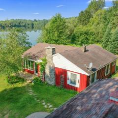 Scenic & Serene Lakefront Cottage With Wood Stove