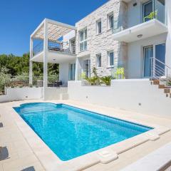 Nice Home In Bol With 6 Bedrooms, Wifi And Heated Swimming Pool