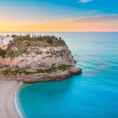 Room in Apartment - 15min Da Tropea Monolocale Vista Mare A Briatico