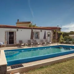 Preiswerte und schöne Ferienwohnung mit Pool, WLAN, Terrasse und Grill