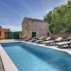 Typisch istrisches Ferienhaus mit privatem Pool, Tischfußball, Darts, Gym