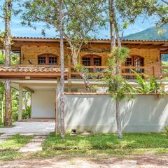 Casa com jardim e churrasqueira perto da praia