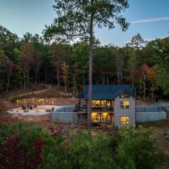 The Llaguna Lodge - New Cabin, Sleeps 10, Fire Pit, Hot Tub, in Blue Ridge , GA