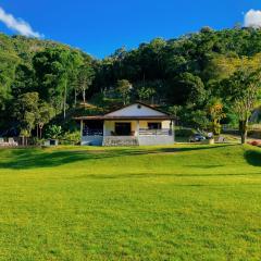 Casa na Serra com Cachoeira e Piscina