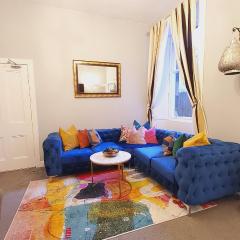 Lovely 4 bedroom Apt with 7 beds and Free Parking