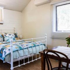 Maldon Cosy Garden Cottage - Charming One Room Studio