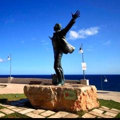 Polignano a Mare: sulla piazza di Domenico Modugno