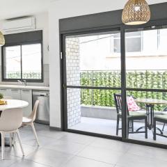 Cozy 2BR with Parking near the sea by HolyGuest