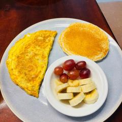 Lesly’s Bed & Breakfast - Black & white Room