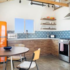 Relax in Style at The Green Jackrabbit - Hot Tub, Record Player home