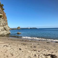 Stunning Apartment, balconies, private beach, coast path