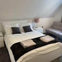 Rosey Lodge - One Bed Cousy Flat - Parking, Netflix, WIFI - Close to Blenheim Palace & Oxford - F5