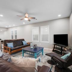 Galveston Escapes - Walk to Beach and Restaurants