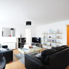 Beautiful 2 Bed City Centre Apartment by Greenstay Serviced Accommodation - Secure Parking With Fast Wi-Fi, Sleeps 4 - Perfect For Contractors, Business Travellers, Couples & Families - Long Stays Welcome