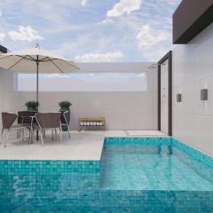 Uma Quadra do MAR Com PISCINA, Churrasqueira, 2 Vg de Garagem e 3 Quartos!!!