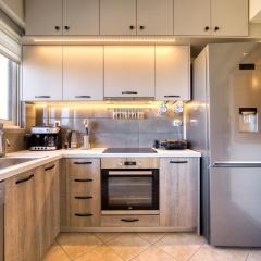 Sea & Mountain Apartment Close to Port and City