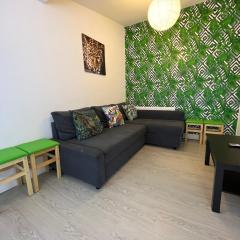 Tropical Apartment, 10 min from Blackpool tower, outside space, sleeps 12