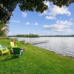 Cozy Waterfront Cottage on Mitchell Lake