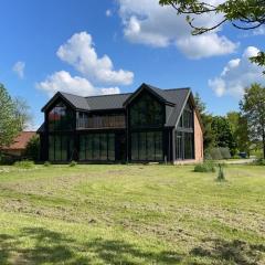 Modern Villa & Sauna by the lake, przytulnavilla, Dom nad jeziorem na Mazurach