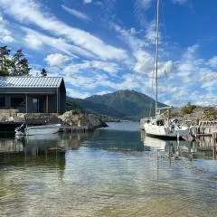 Stunning Holiday Rental by the Waterfront