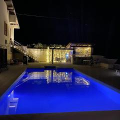 Casa Carolina - Villa/Pool with Bar, 5 bedrooms, 3 bathrooms, Great For Groups.