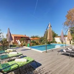 Oberhalb des Limfjords liegt diese Ferienwohnung mit Pool, Terrrasse und Grillplatz