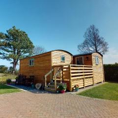 Luxury Twin Shepherds Hut - Cosy & Romantic