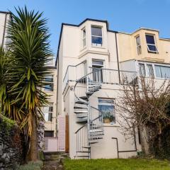 5-Bed House with distant sea views in Plymouth