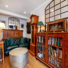 Outstanding Antique 1BR flat in Soho