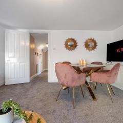 Cotswolds- 2 bed flat in 18th Century building, town centre with Smart TV - Esho Stays